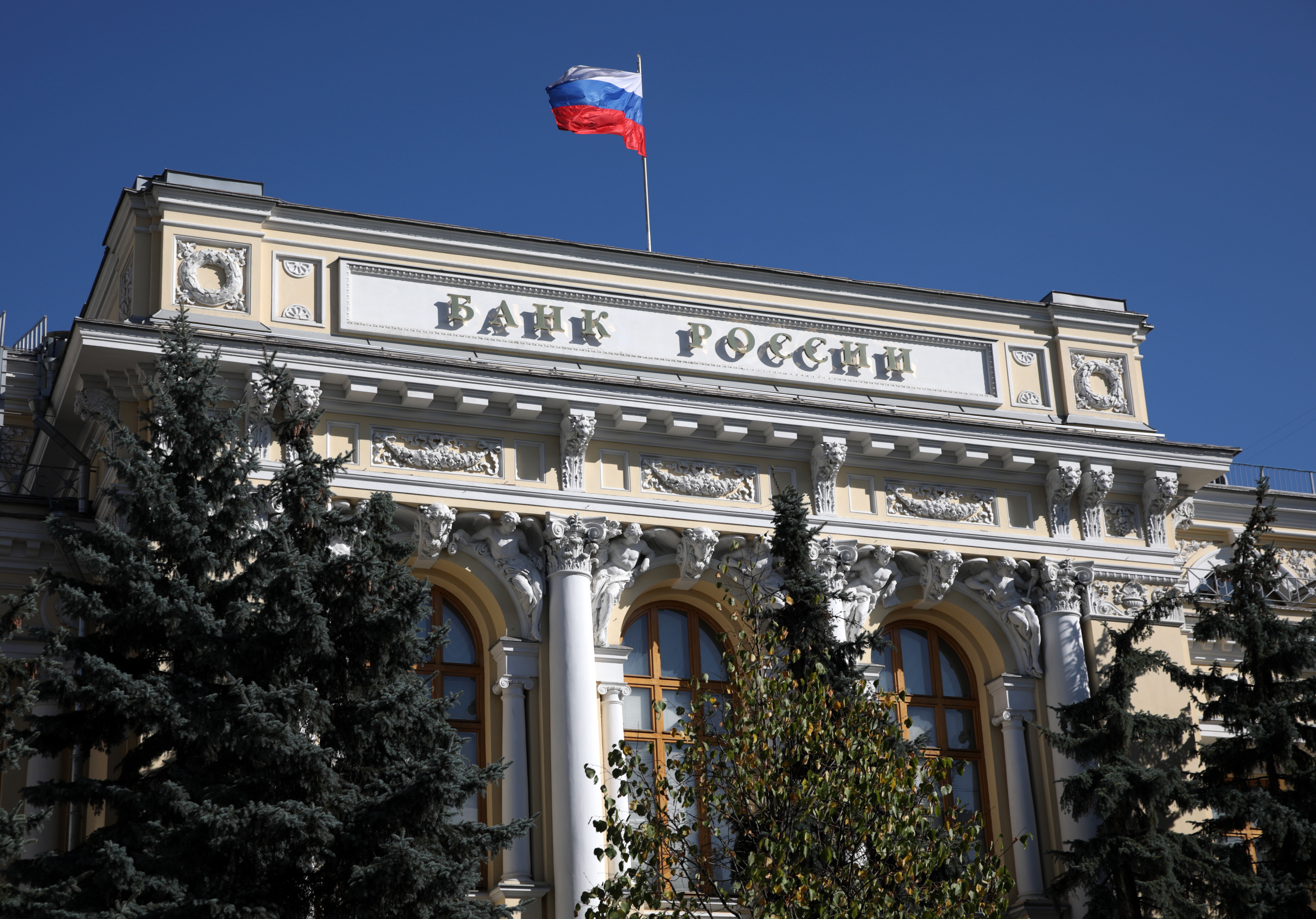 Высокая ключевая ставка уже не сдерживает инфляцию, а тормозит инвестиции и рост – результаты опроса Института Столыпина